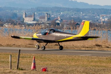Wangen-Lachen, İsviçre, 8 Mart 2025 HB-YVC Vans RV-12iS pervane uçağı 26 nolu piste iniyor.