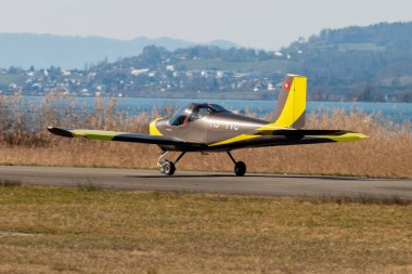 Wangen-Lachen, İsviçre, 8 Mart 2025 HB-YVC Vans RV-12iS pervane uçağı 26 nolu piste iniyor.