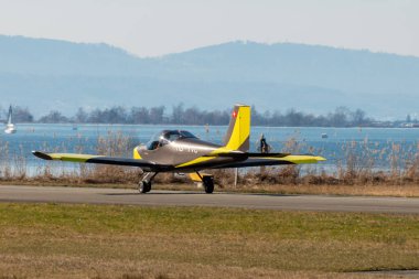 Wangen-Lachen, İsviçre, 8 Mart 2025 HB-YVC Vans RV-12iS pervane uçağı 26 nolu piste iniyor.