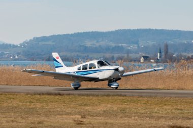 Wangen-Lachen, İsviçre, 8 Mart 2025 HB-PMG Piper Archer II pervane uçağı kalkış pozisyonuna geçiyor.
