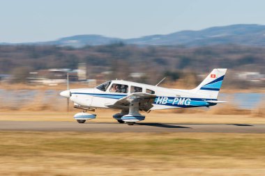 Wangen-Lachen, İsviçre, 8 Mart 2025 HB-PMG Piper Archer II pervane uçağı kalkıyor.