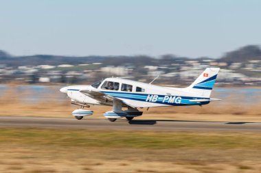 Wangen-Lachen, İsviçre, 8 Mart 2025 HB-PMG Piper Archer II pervane uçağı kalkıyor.