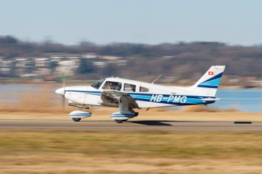 Wangen-Lachen, İsviçre, 8 Mart 2025 HB-PMG Piper Archer II pervane uçağı kalkıyor.