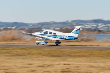 Wangen-Lachen, İsviçre, 8 Mart 2025 HB-PMG Piper Archer II pervane uçağı kalkıyor.