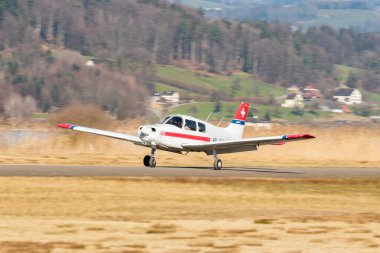 Wangen-Lachen, İsviçre, 8 Mart 2025 HB-POE Piper Cadet pervane uçağı 26 nolu piste iniyor.