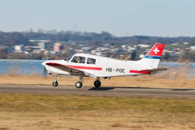 Wangen-Lachen, İsviçre, 8 Mart 2025 HB-POE Piper Cadet pervane uçağı 26 nolu piste iniyor.