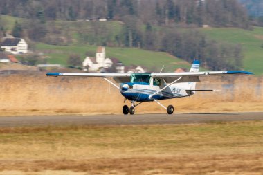 Wangen-Lachen, İsviçre, 8 Mart 2025 HB-CIY Cessna F152 pervane uçağı 26 nolu piste iniyor.