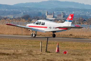 Wangen-Lachen, İsviçre, 8 Mart 2025 HB-POE Piper Cadet pervane uçağı 26 nolu piste iniyor.