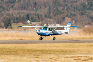 Wangen-Lachen, İsviçre, 8 Mart 2025 HB-CIY Cessna F152 pervane uçağı 26 nolu piste iniyor.