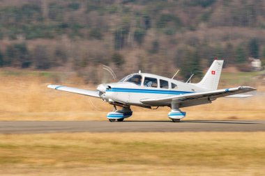 Wangen-Lachen, İsviçre, 8 Mart 2025 HB-PNN Piper Warrior II pervane uçağı 26 nolu piste iniyor.