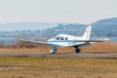 Wangen-Lachen, İsviçre, 8 Mart 2025 HB-PNN Piper Warrior II pervane uçağı 26 nolu piste iniyor.
