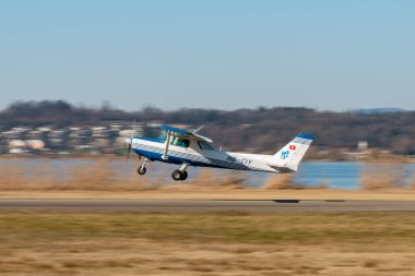 Wangen-Lachen, İsviçre, 8 Mart 2025 HB-CIY Cessna F152 pervane uçağı 26 nolu pistten kalkıyor.