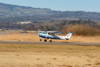 Wangen-Lachen, İsviçre, 8 Mart 2025 HB-CIY Cessna F152 pervane uçağı 26 nolu pistten kalkıyor.