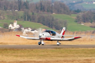Wangen-Lachen, İsviçre, 8 Mart 2025 HB-KLA Robin DR401 / 155 CDI pervane uçağı 26 nolu pistten kalkıyor.