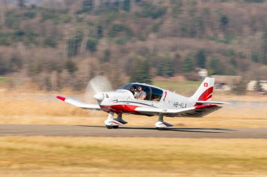 Wangen-Lachen, İsviçre, 8 Mart 2025 HB-KLA Robin DR401 / 155 CDI pervane uçağı 26 nolu pistten kalkıyor.