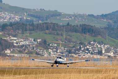 Wangen-Lachen, İsviçre, 8 Mart 2025 HB-PPK Piper Archer III pervane uçağı kalkıyor.