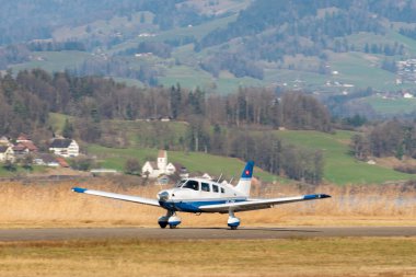 Wangen-Lachen, İsviçre, 8 Mart 2025 HB-PPK Piper Archer III pervane uçağı kalkıyor.