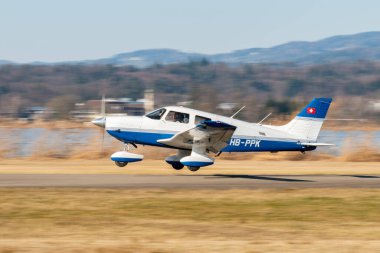 Wangen-Lachen, İsviçre, 8 Mart 2025 HB-PPK Piper Archer III pervane uçağı kalkıyor.