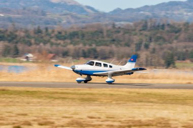 Wangen-Lachen, İsviçre, 8 Mart 2025 HB-PPK Piper Archer III pervane uçağı kalkıyor.