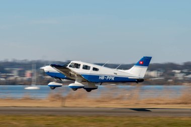 Wangen-Lachen, İsviçre, 8 Mart 2025 HB-PPK Piper Archer III pervane uçağı kalkıyor.