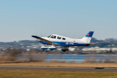 Wangen-Lachen, İsviçre, 8 Mart 2025 HB-PPK Piper Archer III pervane uçağı kalkıyor.