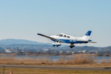 Wangen-Lachen, İsviçre, 8 Mart 2025 HB-PPK Piper Archer III pervane uçağı kalkıyor.