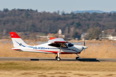 Wangen-Lachen, İsviçre, 8 Mart 2025 HB-KMX Tecnam P2008JC pervane uçağı kalkış pozisyonuna geçiyor.
