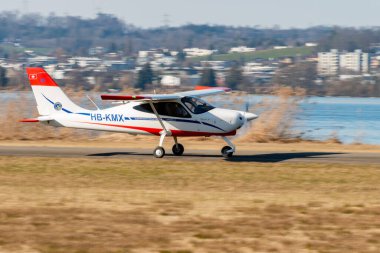 Wangen-Lachen, İsviçre, 8 Mart 2025 HB-KMX Tecnam P2008JC pervane uçağı kalkış pozisyonuna geçiyor.