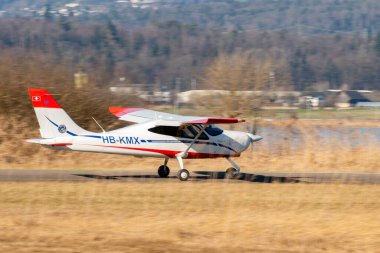 Wangen-Lachen, İsviçre, 8 Mart 2025 HB-KMX Tecnam P2008JC pervane uçağı kalkış pozisyonuna geçiyor.