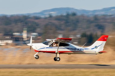 Wangen-Lachen, İsviçre, 8 Mart 2025 HB-KMX Tecnam P2008JC pervane uçağı 26 nolu pistten kalkıyor.