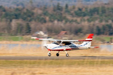 Wangen-Lachen, İsviçre, 8 Mart 2025 HB-KMX Tecnam P2008JC pervane uçağı 26 nolu pistten kalkıyor.