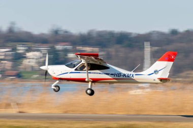 Wangen-Lachen, İsviçre, 8 Mart 2025 HB-KMX Tecnam P2008JC pervane uçağı 26 nolu pistten kalkıyor.