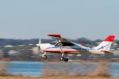 Wangen-Lachen, İsviçre, 8 Mart 2025 HB-KMX Tecnam P2008JC pervane uçağı 26 nolu pistten kalkıyor.