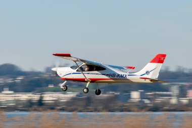 Wangen-Lachen, İsviçre, 8 Mart 2025 HB-KMX Tecnam P2008JC pervane uçağı 26 nolu pistten kalkıyor.