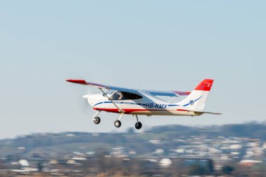 Wangen-Lachen, İsviçre, 8 Mart 2025 HB-KMX Tecnam P2008JC pervane uçağı 26 nolu pistten kalkıyor.