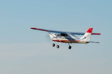 Wangen-Lachen, İsviçre, 8 Mart 2025 HB-KMX Tecnam P2008JC pervane uçağı 26 nolu pistten kalkıyor.