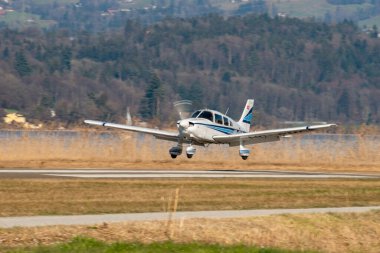 Wangen-Lachen, İsviçre, 8 Mart 2025 HB-PMG Piper Archer II pervane uçağı 26 nolu piste iniyor.