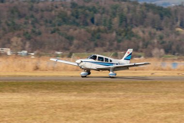 Wangen-Lachen, İsviçre, 8 Mart 2025 HB-PMG Piper Archer II pervane uçağı 26 nolu piste iniyor.