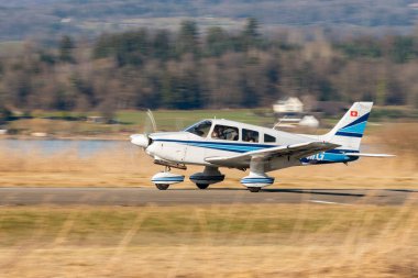 Wangen-Lachen, İsviçre, 8 Mart 2025 HB-PMG Piper Archer II pervane uçağı 26 nolu piste iniyor.