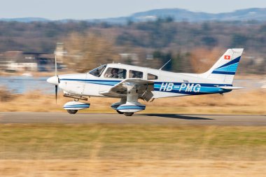 Wangen-Lachen, İsviçre, 8 Mart 2025 HB-PMG Piper Archer II pervane uçağı 26 nolu piste iniyor.