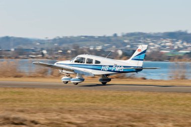 Wangen-Lachen, İsviçre, 8 Mart 2025 HB-PMG Piper Archer II pervane uçağı 26 nolu piste iniyor.