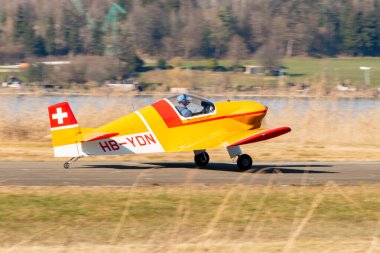 Wangen-Lachen, İsviçre, 8 Mart 2025 HB-YDN Brugger MD-2 Colibri pervane uçağı kalkış pozisyonuna geçiyor.