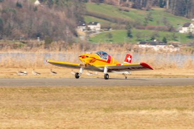 Wangen-Lachen, İsviçre, 8 Mart 2025 HB-YDN Brugger MD-2 Colibri pervane uçağı 26 nolu pistten kalkıyor.