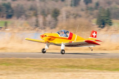 Wangen-Lachen, İsviçre, 8 Mart 2025 HB-YDN Brugger MD-2 Colibri pervane uçağı 26 nolu pistten kalkıyor.