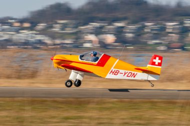 Wangen-Lachen, İsviçre, 8 Mart 2025 HB-YDN Brugger MD-2 Colibri pervane uçağı 26 nolu pistten kalkıyor.