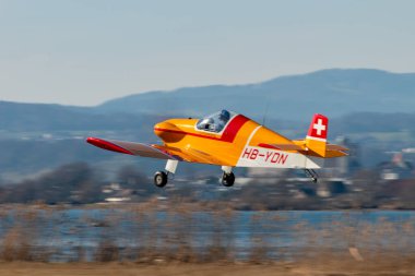 Wangen-Lachen, İsviçre, 8 Mart 2025 HB-YDN Brugger MD-2 Colibri pervane uçağı 26 nolu pistten kalkıyor.