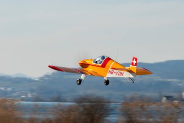 Wangen-Lachen, İsviçre, 8 Mart 2025 HB-YDN Brugger MD-2 Colibri pervane uçağı 26 nolu pistten kalkıyor.