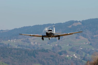 Wangen-Lachen, İsviçre, 8 Mart 2025 N-2200R Mooney M20K pervane uçağı 26 numaralı piste iniyor.