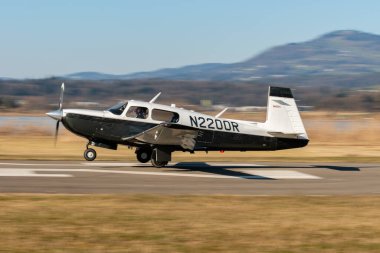 Wangen-Lachen, İsviçre, 8 Mart 2025 N-2200R Mooney M20K pervane uçağı 26 numaralı piste iniyor.