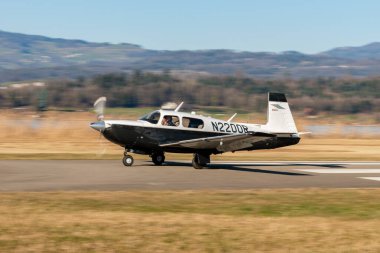 Wangen-Lachen, İsviçre, 8 Mart 2025 N-2200R Mooney M20K pervane uçağı 26 numaralı piste iniyor.